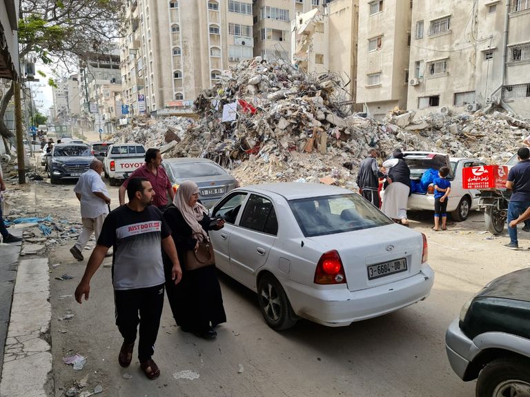 حملات لتنظيف الشوارع وإزالة الركام في غزة