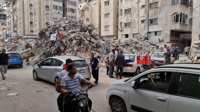 حملات لتنظيف الشوارع وإزالة الركام في غزة