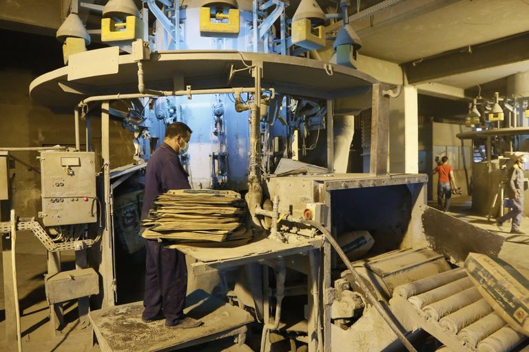 جانب من معمل الفوسفات غربي العراق