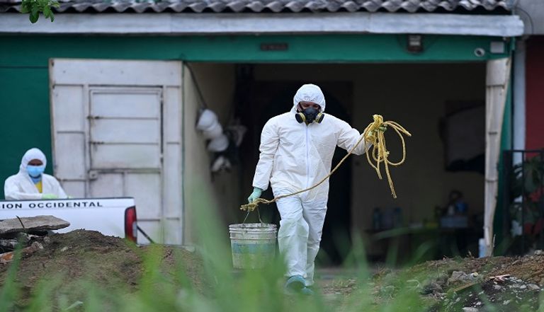 خبراء الطب الشرعي خلال وجودهم في منزل الشرطي السابق