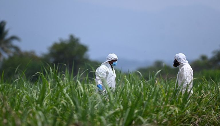 خبراء الطب الشرعي خلال وجودهم في منزل الشرطي السابق