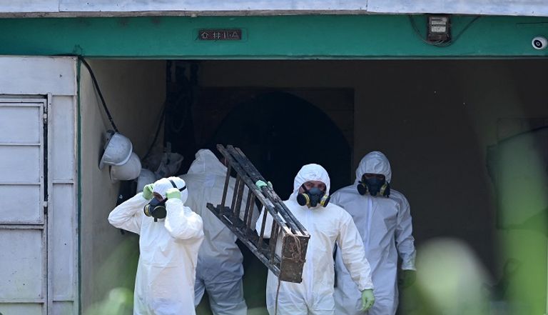 خبراء الطب الشرعي خلال وجودهم في منزل الشرطي السابق