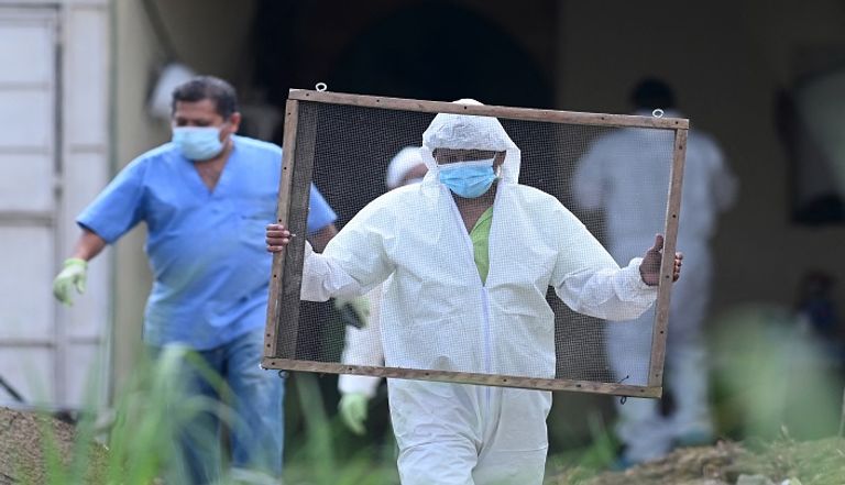 خبراء الطب الشرعي خلال وجودهم في منزل الشرطي السابق