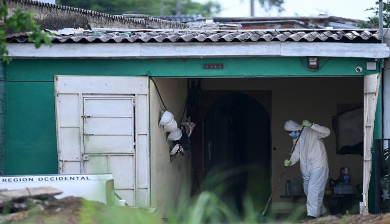 خبراء الطب الشرعي خلال وجودهم في منزل الشرطي السابق