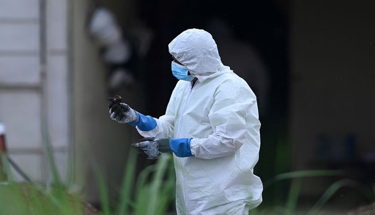 خبراء الطب الشرعي خلال وجودهم في منزل الشرطي السابق