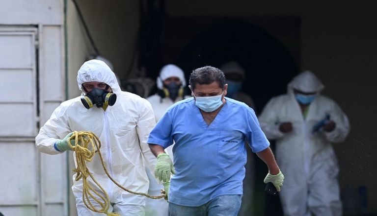 خبراء الطب الشرعي خلال وجودهم في منزل الشرطي السابق