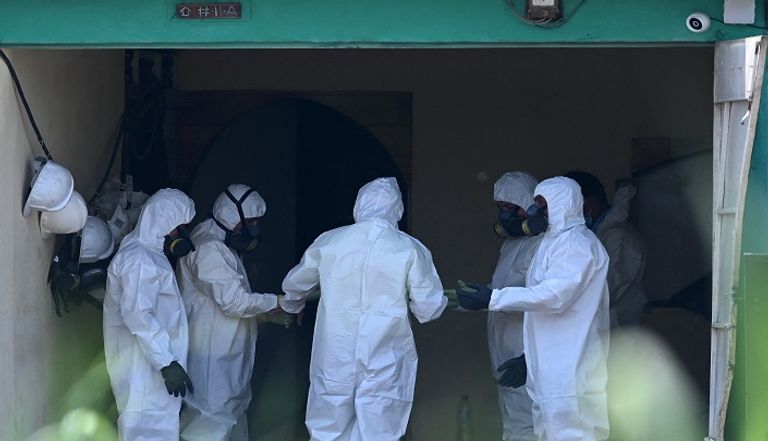 خبراء الطب الشرعي خلال وجودهم في منزل الشرطي السابق