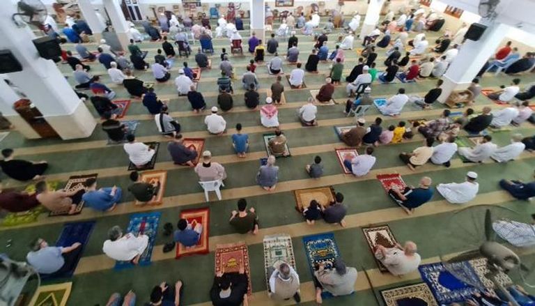 طفل يلهو قرب أحد المنازل المدمرة في غزة