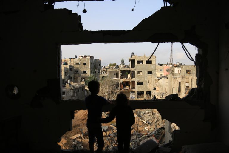 طفل يلهو قرب أحد المنازل المدمرة في غزة