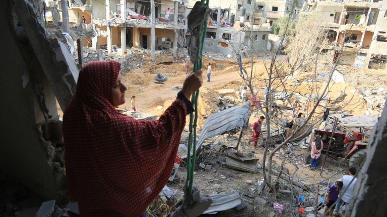 طفل يلهو قرب أحد المنازل المدمرة في غزة