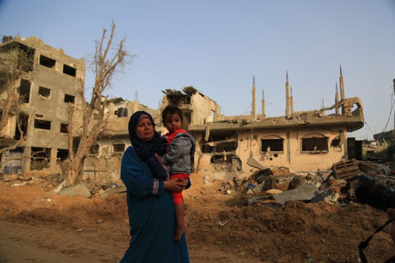 طفل يلهو قرب أحد المنازل المدمرة في غزة