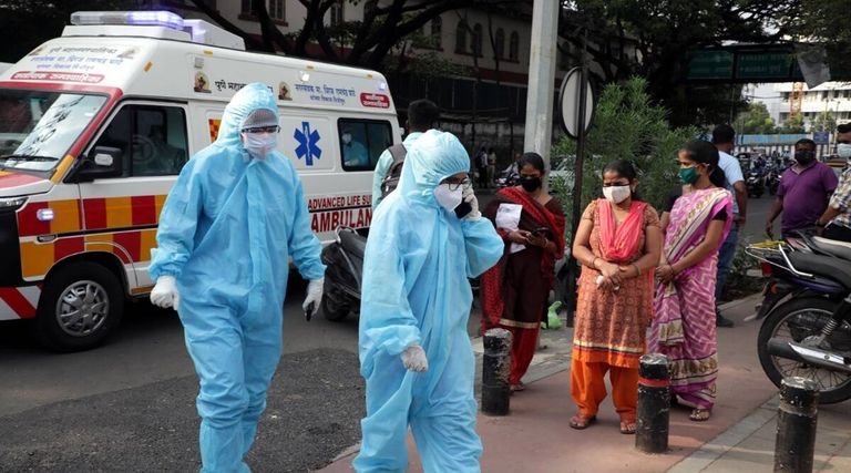 أطباء يحاولون إسعاف مريض بكورونا