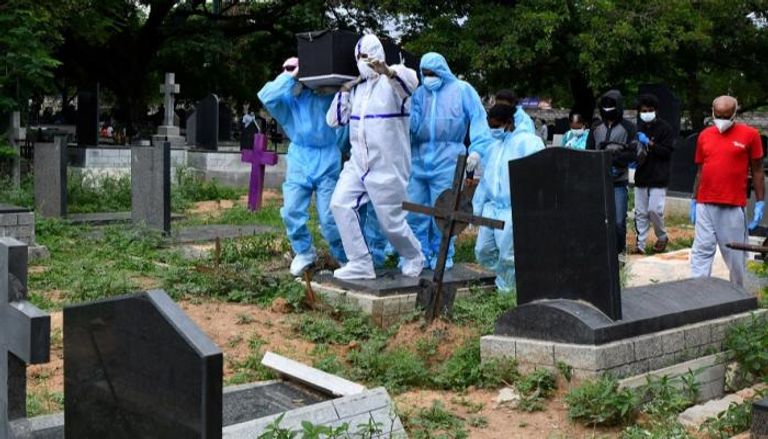 فريق صحي في طريقه لدفن أحد ضحايا كورونا بالهند
