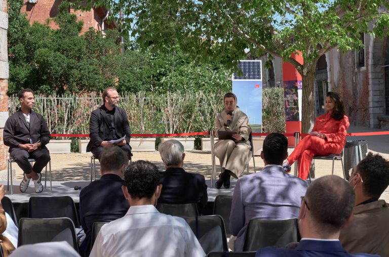 نورة الكعبي خلال فعاليات افتتاح الجناح الإماراتي في بينالي البندقية