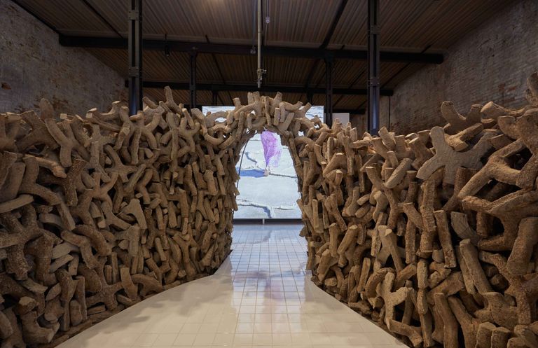 نورة الكعبي خلال فعاليات افتتاح الجناح الإماراتي في بينالي البندقية