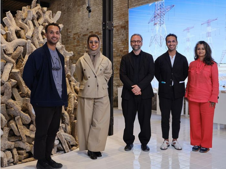 نورة الكعبي خلال فعاليات افتتاح الجناح الإماراتي في بينالي البندقية
