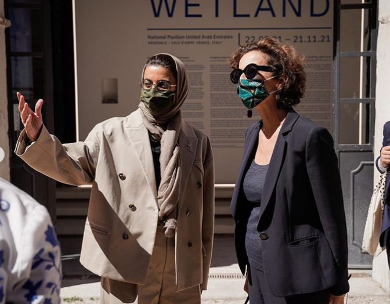 نورة الكعبي خلال فعاليات افتتاح الجناح الإماراتي في بينالي البندقية