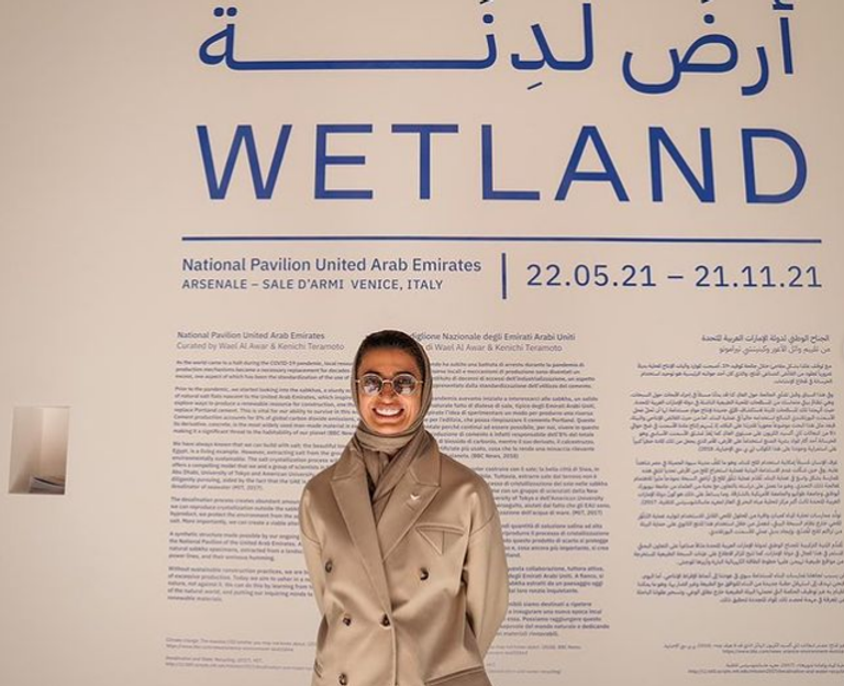 نورة الكعبي خلال فعاليات افتتاح الجناح الإماراتي في بينالي البندقية