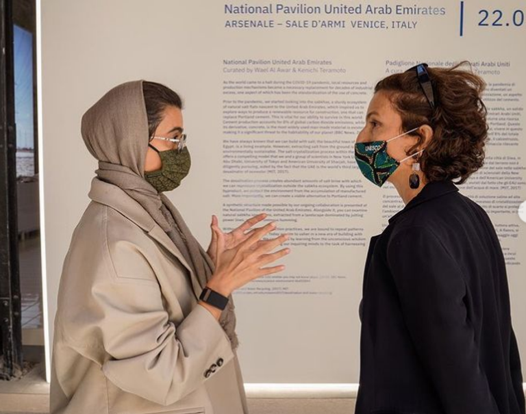 نورة الكعبي خلال فعاليات افتتاح الجناح الإماراتي في بينالي البندقية