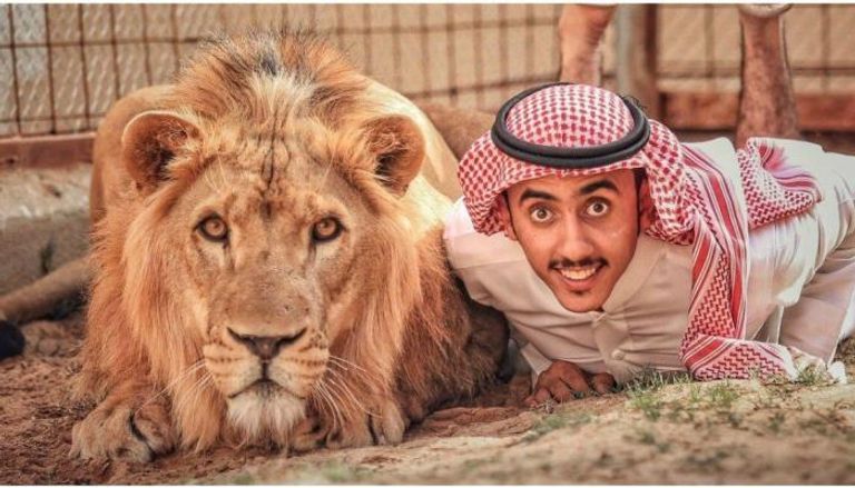 الشاب السعودي أسامة الدغيري مع الأسد