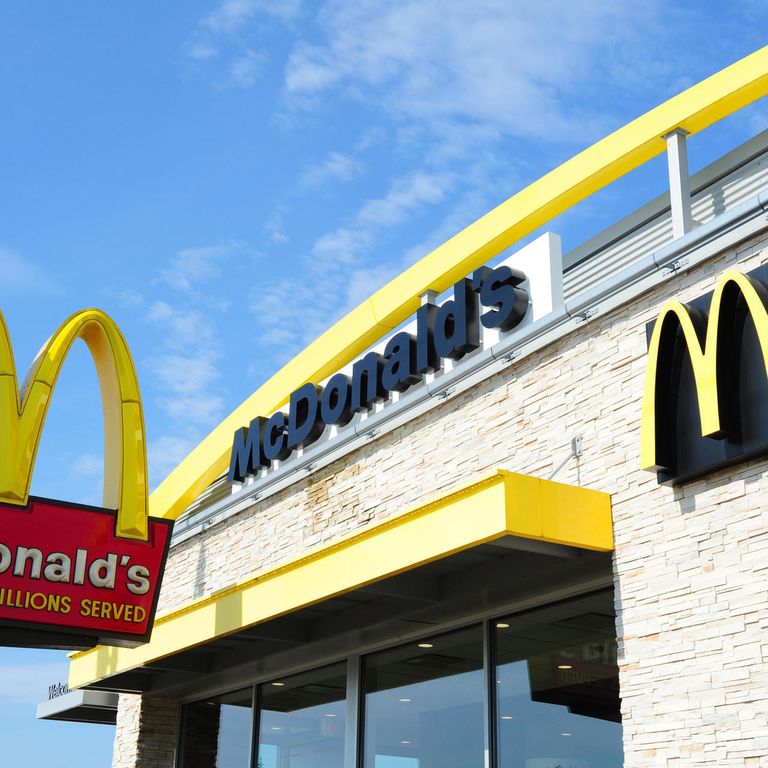 المتظاهرون يطالبون بتحويل الوجبات إلى نباتية