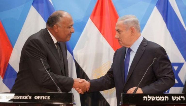 وزير الخارجية المصرية ورئيس الوزراء الإسرائيلي خلال لقاء سابق