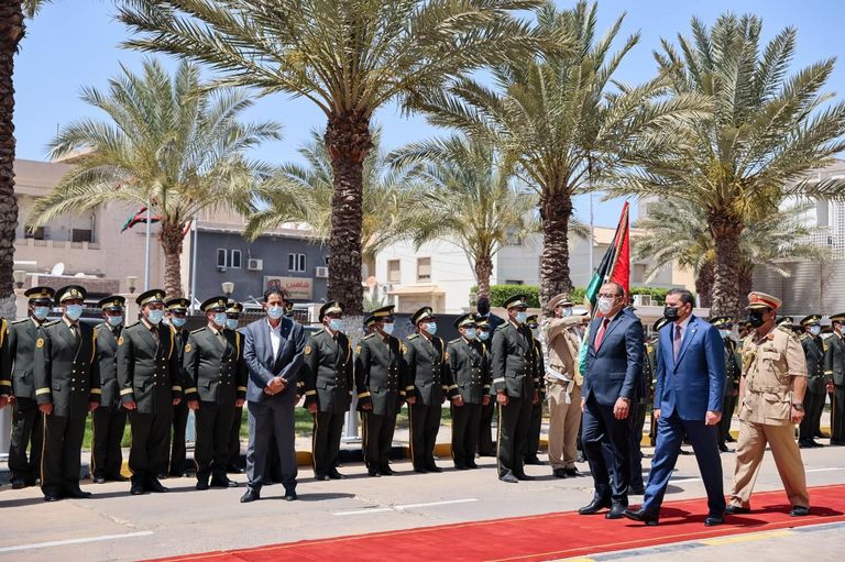 رئيس الحكومة الليبية خلال المباحثات مع نظيره التونسي