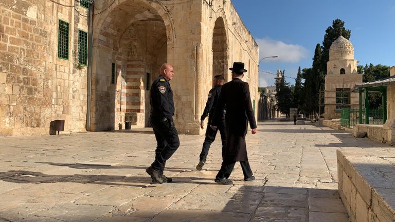 أحد المستوطنين في باحة الأقصى تحت حماية الشرطة