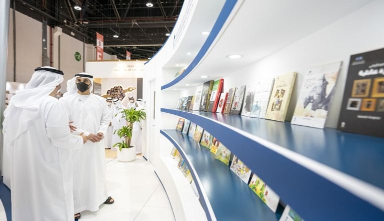 الشيخ خالد بن محمد بن زايد آل نهيان خلال افتتاح المعرض