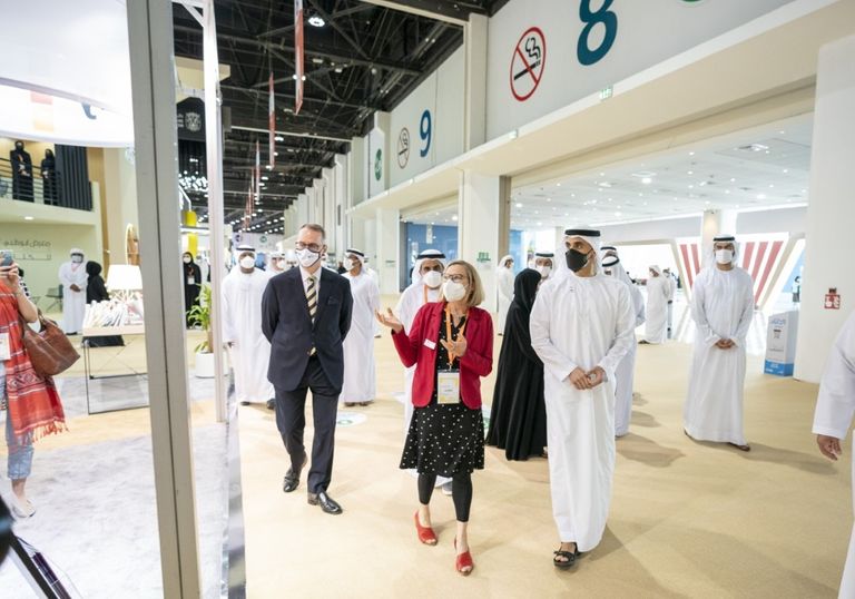 الشيخ خالد بن محمد بن زايد آل نهيان خلال افتتاح المعرض