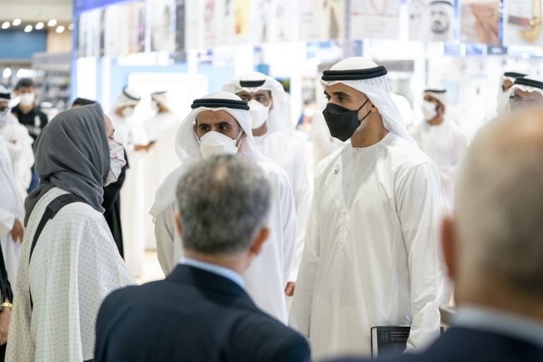 الشيخ خالد بن محمد بن زايد آل نهيان خلال افتتاح المعرض