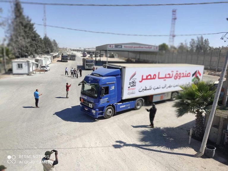 فرحة بوصول قافلة "تحيا مصر" إلى غزة القافلة المصرية تدخل غزة