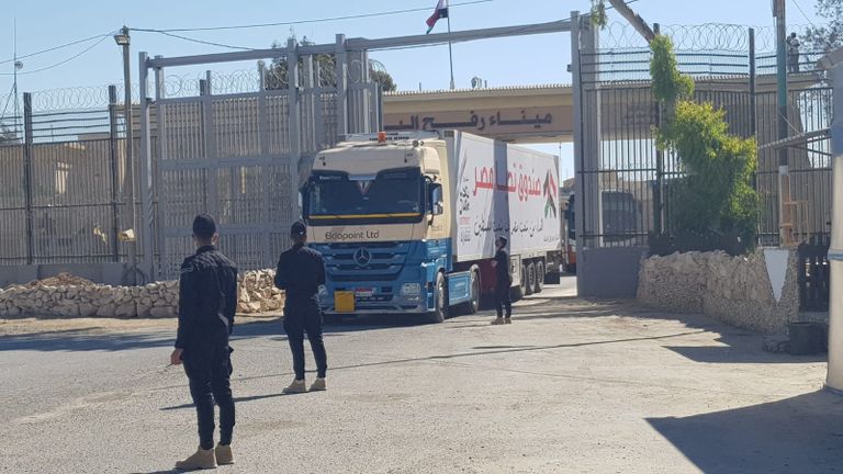 فرحة بوصول قافلة "تحيا مصر" إلى غزة القافلة المصرية تدخل غزة