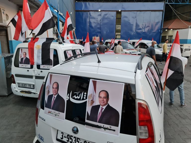 مظاهرة فلسطينية في حب مصر عقب وصول القافلة القافلة المصرية تدخل غزة