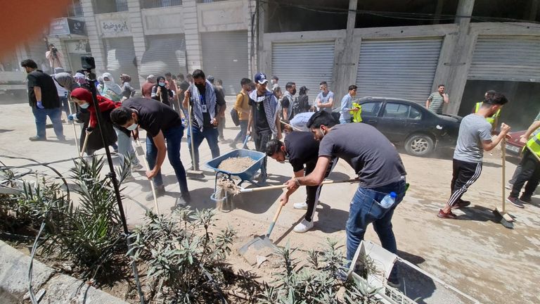 شبان متطوعون ضمن حملة تنظيف شوارع غزة