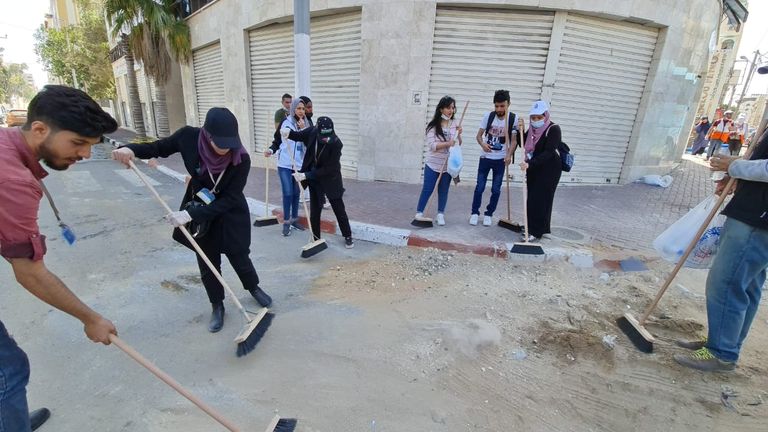 شبان متطوعون ضمن حملة تنظيف شوارع غزة