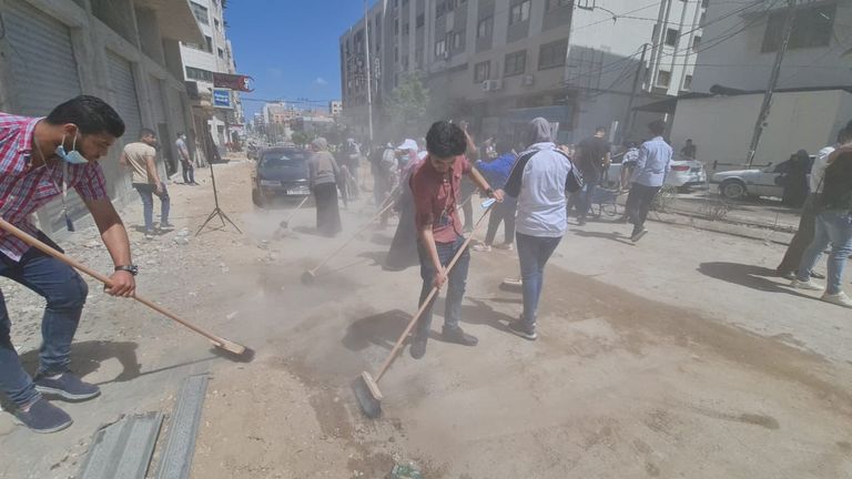 شبان متطوعون ضمن حملة تنظيف شوارع غزة