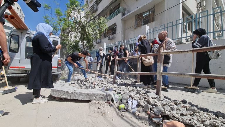 شبان متطوعون ضمن حملة تنظيف شوارع غزة