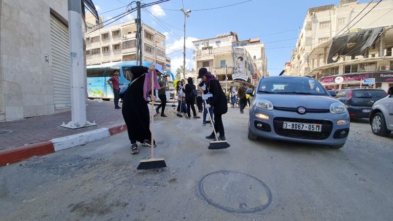 شبان متطوعون ضمن حملة تنظيف شوارع غزة