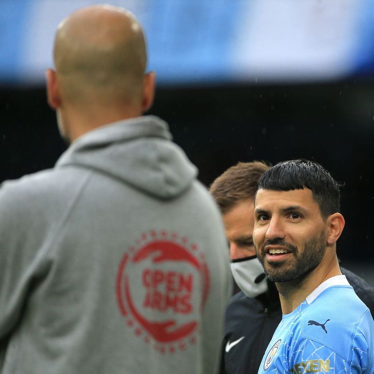 جوارديولا مدرب مانشستر سيتي ومهاجمه أجويرو