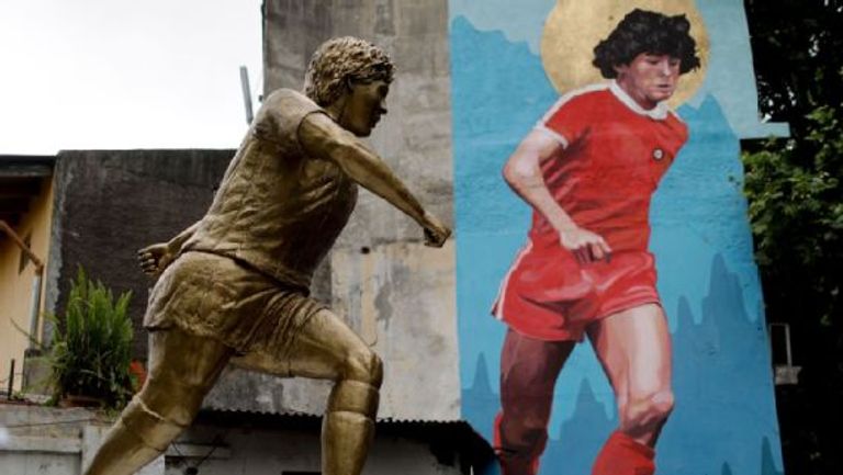 تمثال مارادونا تمثال ليونيل ميسي قائد برشلونة