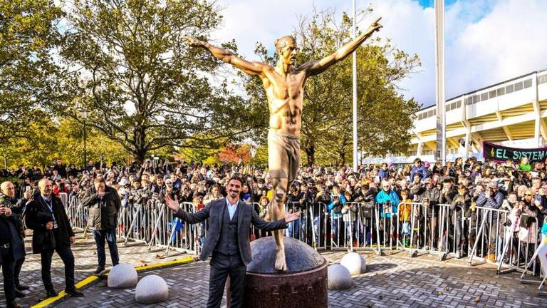 تمثال زلاتان إبراهيموفيتش تمثال ليونيل ميسي قائد برشلونة