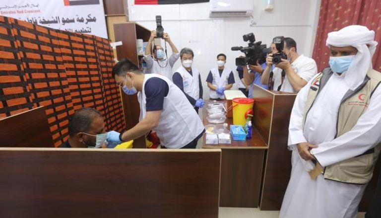 الإمارات تدشن المرحلة الأولى من برنامج تطعيم اللاجئين ضد كورونا بالأردن