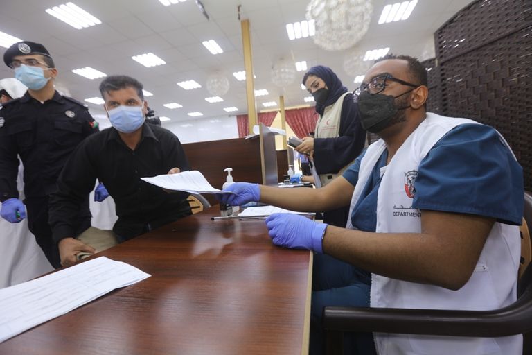 الإمارات تدشن المرحلة الأولى من برنامج تطعيم اللاجئين ضد كورونا بالأردن