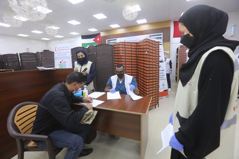 الإمارات تدشن المرحلة الأولى من برنامج تطعيم اللاجئين ضد كورونا بالأردن