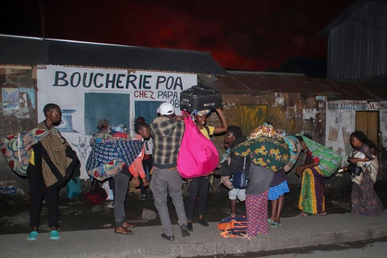 سكان جوما يفرون من ديارهم بسبب البركان