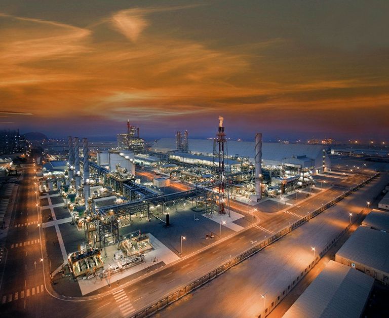 أدنوك تعمل على تطوير مشروع لإنتاج الأمونيا الزرقاء في الرويس