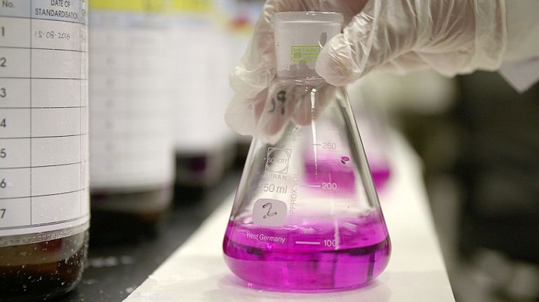 أدنوك تعمل على تطوير مشروع لإنتاج الأمونيا الزرقاء في الرويس