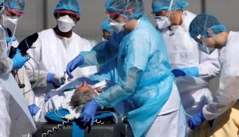 أطباء يحاولون إنقاذ مريض كورونا في مستشفى بفرنسا- أرشيفية