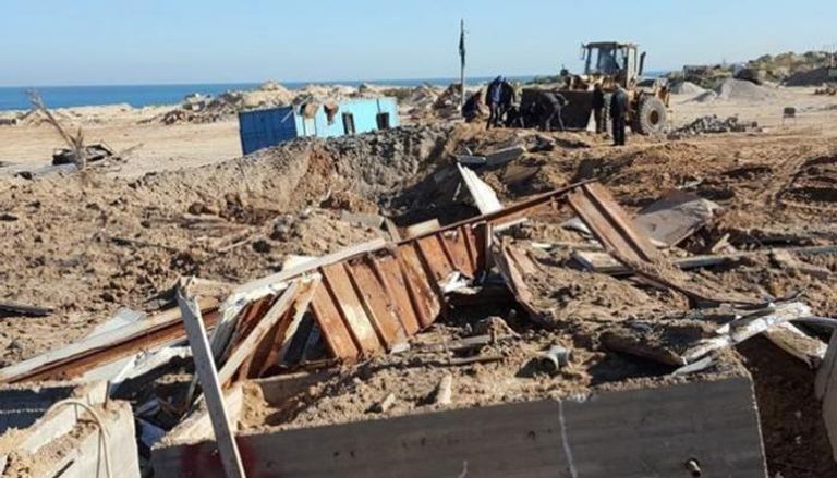آثار غارات إسرائيلية على محيط بحر غزة